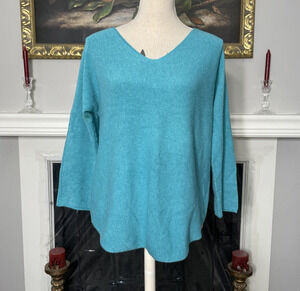 Coastal Bloom Soho Italian V-Neck Pullover Sweater Medium